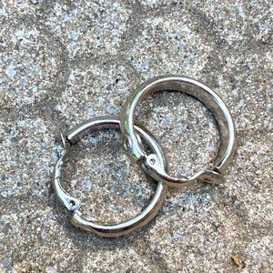 3/$25 Bundle savings💰Pair of vintage clip on hoop earrings